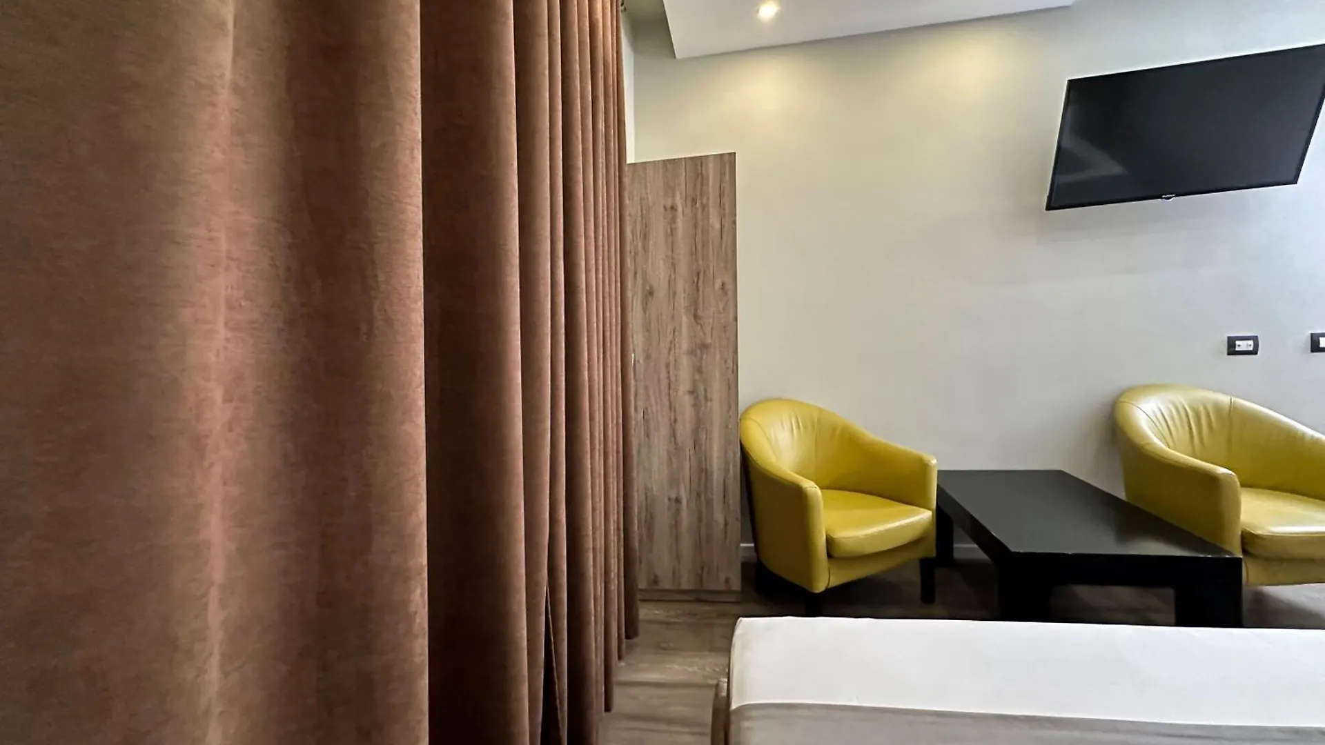 Eden Hotel Tirana 3*,