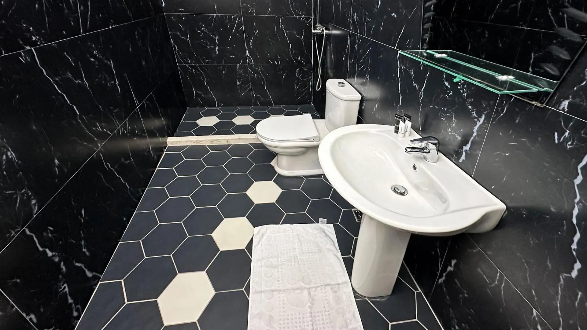 Eden Hotel Tirana 3*,  Albania
